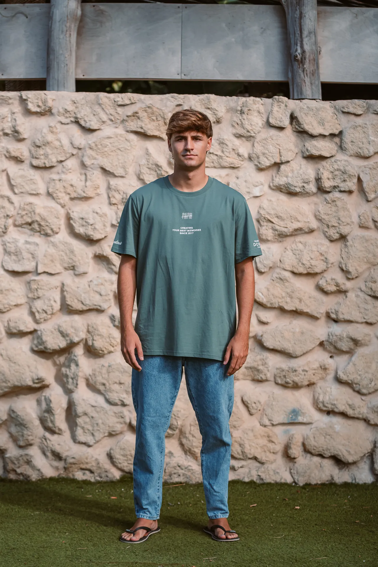 Modelo llevando camiseta Phiphi frontal