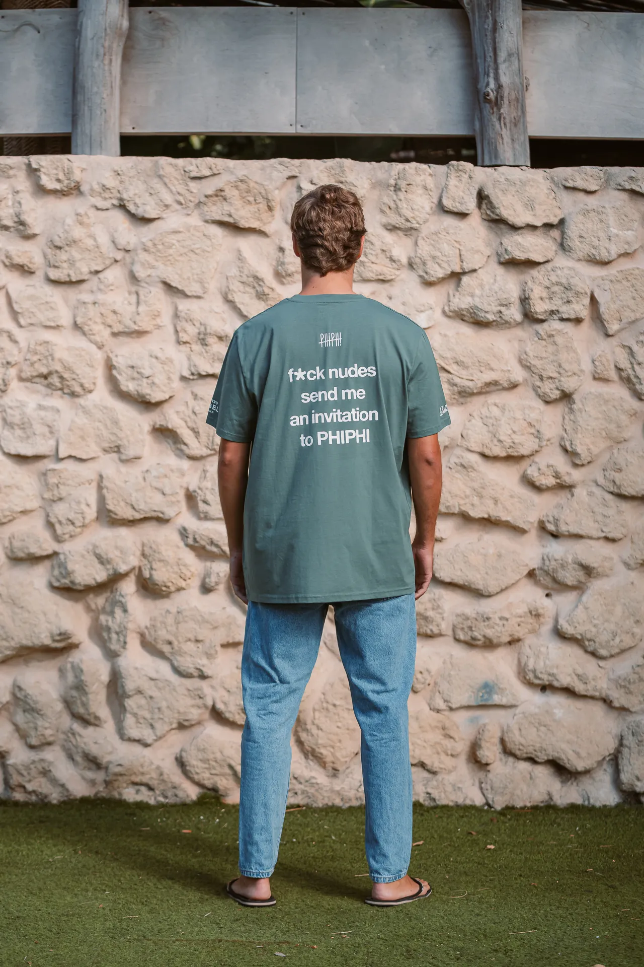 Modelo llevando camiseta Phiphi Trasera