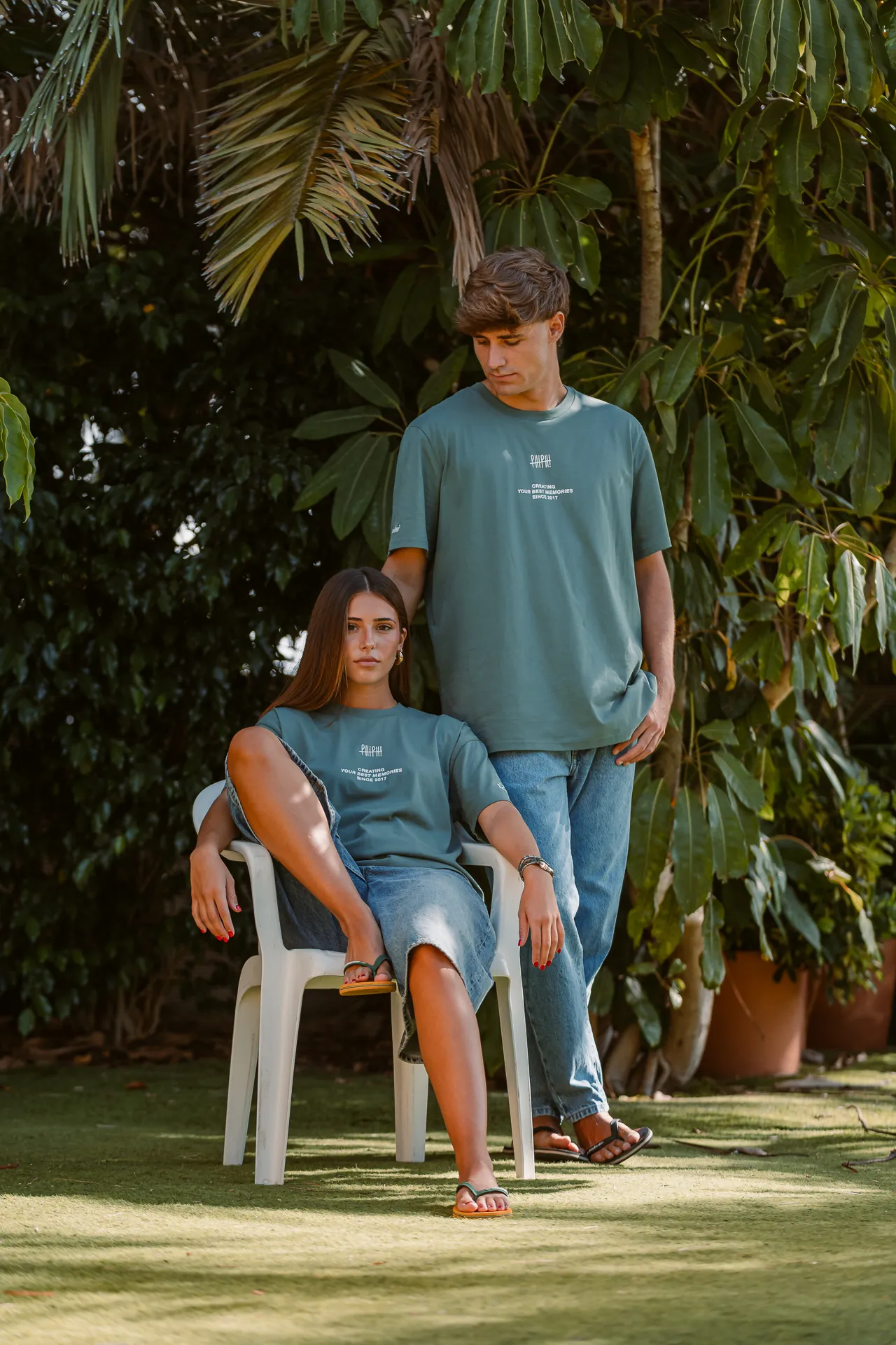 Modelos llevando camisetas Phiphi frontal