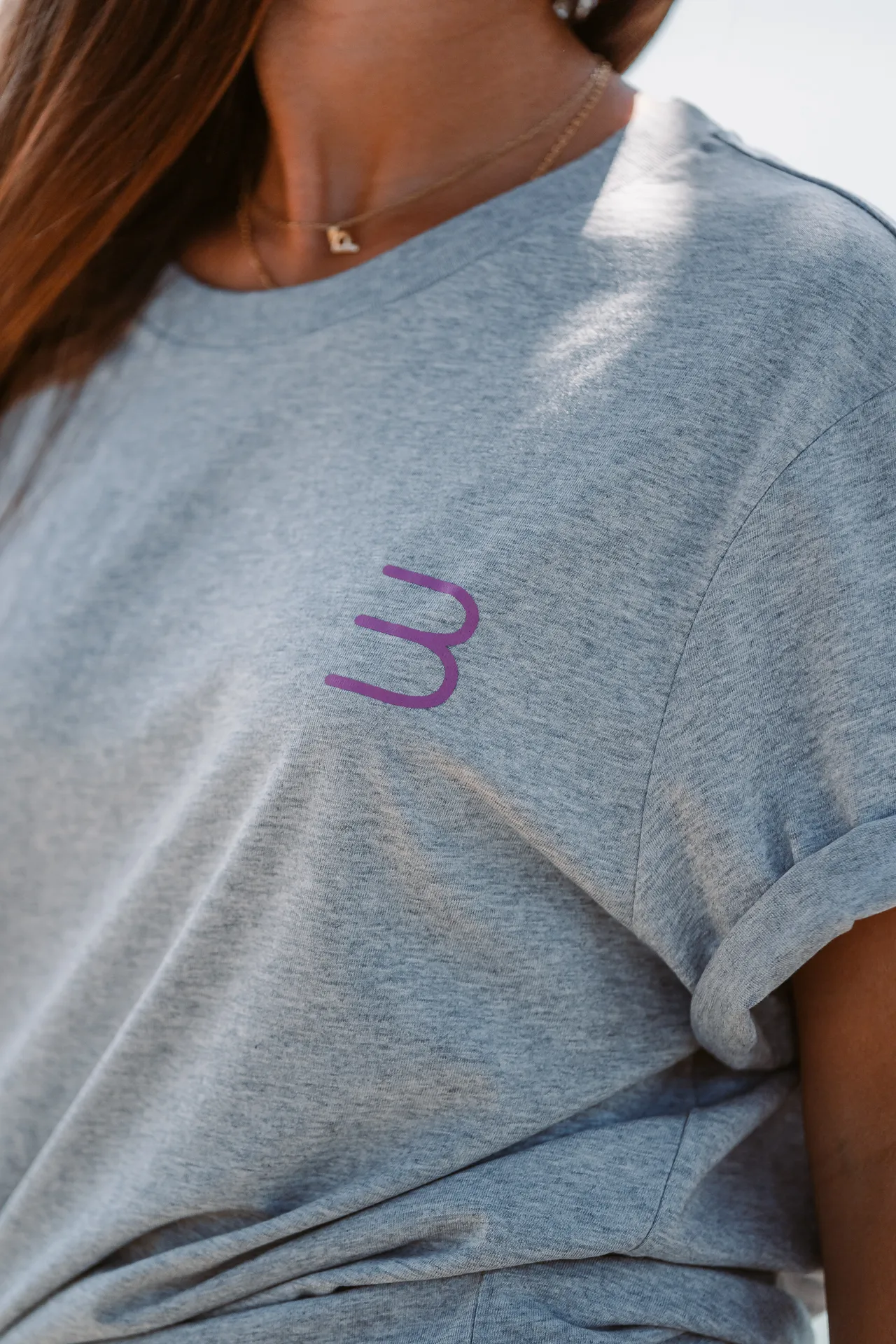 Modelo llevando camiseta Blu logo