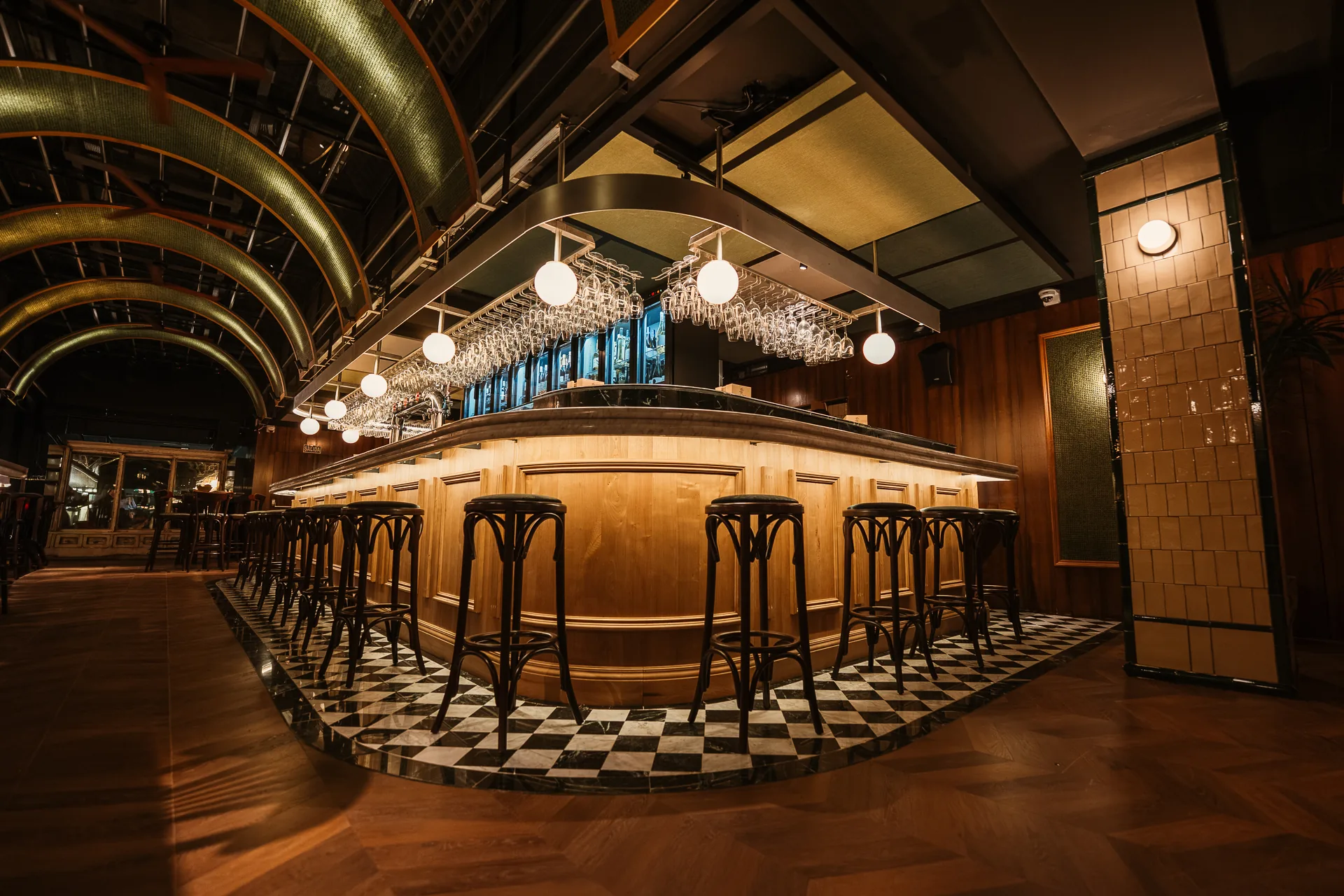 Barra de La Sabática, taberna de Grupo BanBan en Sevilla